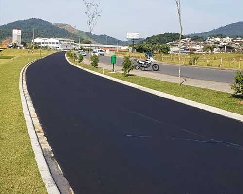 Asfalto em pista de caminhada em campo grande